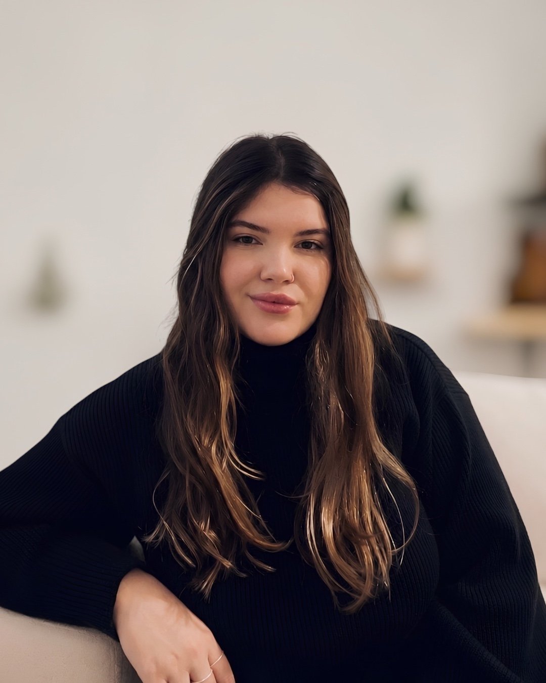 Bruna Guerreiro, psicóloga clínica online, retrato em ambiente acolhedor de luz natural